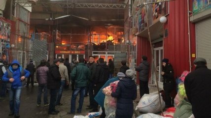 Спасатели локализировали пожар в ТЦ "Барабашово" в Харькове