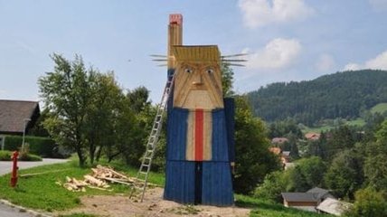 В Словении сожгли деревянную статую Трампа