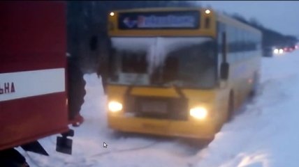 МЧСники вытаскивают автобус из сугробов (Видео)