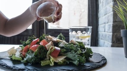 Просто и полезно: диетолог поделилась секретом приготовления салатов