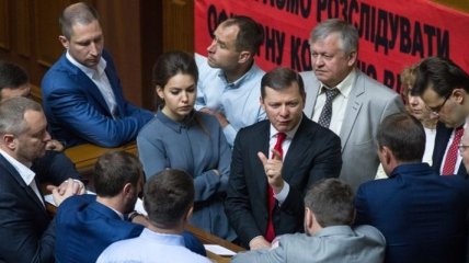 "Батькивщина" и партия Ляшко продолжают блокировать трибуну ВР Украины