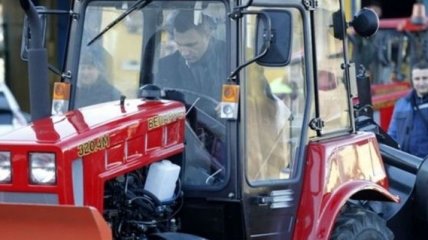 Кличко проехался по безснежному Киеву на снегоуборочном тракторе