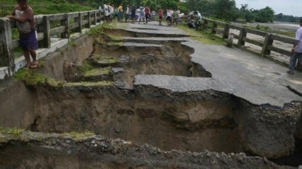 В Индии обрушился мост: Более 20 человек пропали без вести