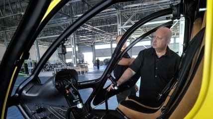 Турчинов проинспектировал предприятие по производству боевых вертолетов
