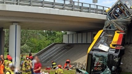 В Варшаве автобус упал с моста и разломился пополам: есть погибшие и пострадавшие