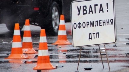 В Киеве автомобиль вылетел с дороги и сбил мужчину 