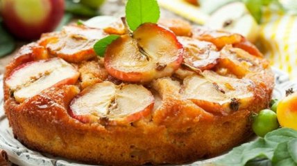 Шарлотка с яблоками: как приготовить сочный и ароматный пирог