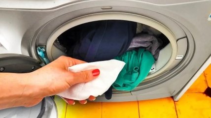 Вологі серветки також можна використовувати для чищення меблів