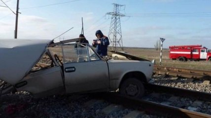 В Запорожской области поезд на переезде протаранил автомобиль