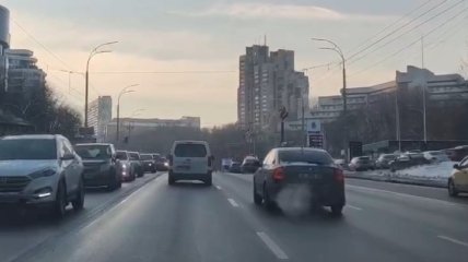 ДТП-"паровозик" заблокировал движение авто в Киеве: видео с места и пробки на карте