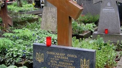 Кабмин одобрил решение о перезахоронении останков Александра Олеся  