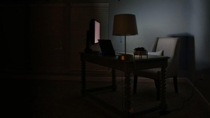 Робота за комп’ютером без світла: чому не варто користуватися свічками та які лампи краще