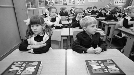 Крім суто шкільної "обробки", на радянську дитину навалювалася ще й пропаганда зі "звичайних" книжок