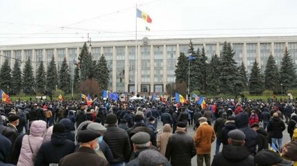 Новый президент Молдовы вывела людей на протесты и потребовала отставки парламента (Видео)