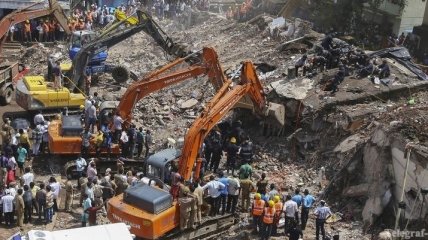 Под завалами обрушившегося здания в Мумбаи остаются около 60 человек