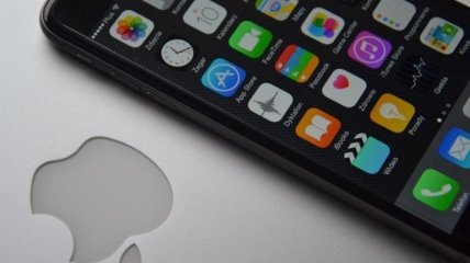 Apple призналась, что специально замедляет старые iPhone