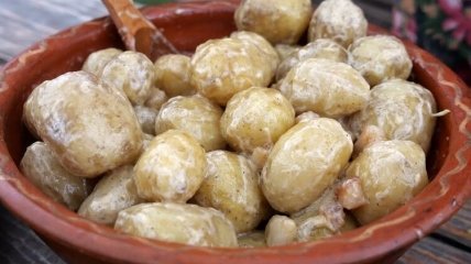 Молодой картофель со сметаной и салом - отличный вариант гарнира