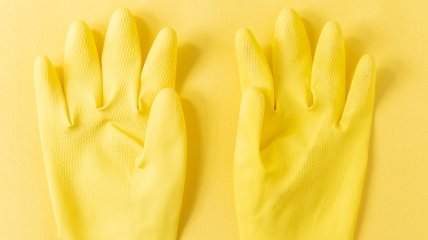 Для уборки дома выбирайте плотные перчатки
