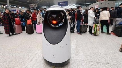 На китайском вокзале появился первый робот-патрульный 
