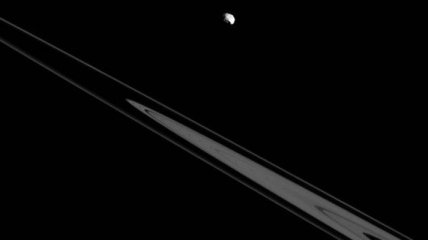 Cassini передала снимок "парящего" над кольцами Сатурна Эпиметея