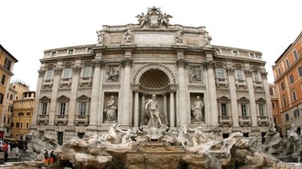 Римский фонтан Треви стоит без воды