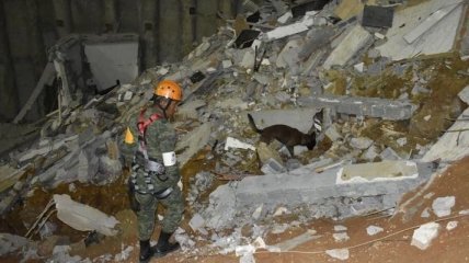В Мексике жилые дома провалились в строительный котлован, есть погибший