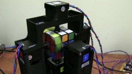 Этот робот собирает кубик Рубика примерно за секунду (Видео)