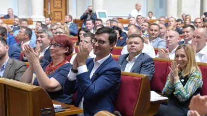 Рада одобрила госслужбу по контракту: что изменится в Украине