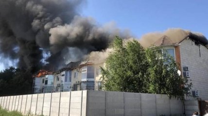 В Мелитополе горел элитный коттедж на несколько квартир - клубы дыма были видны со всех точек города (фото)