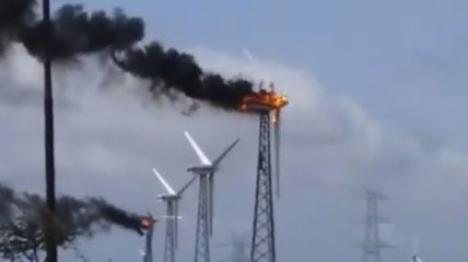 В Индии из-за сильного ветра загорелась электростанция (Видео)