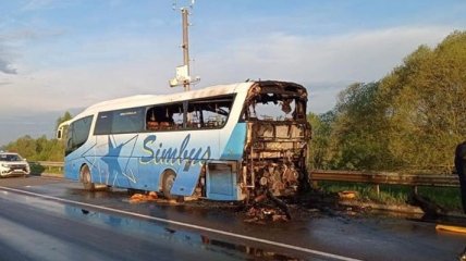 Выгорел дотла: под Львовом загорелся автобус с двадцатью пассажирами (фото)