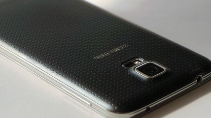 Samsung показала первый смартфон с овальным дисплеем