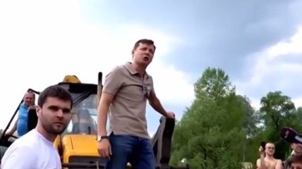 Ляшко на тракторе снес забор на "Министерке" (Видео)