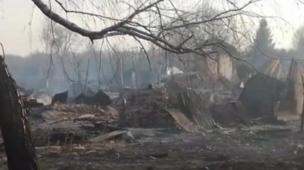 Не помогает даже авиация: в РФ тушат деревню, куда прибывает военная техника для угроз Украине (видео)