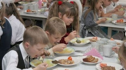 Зеленский одобрил закон о бесплатном питании для детей переселенцев