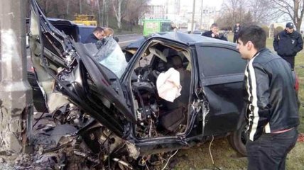 В Днепре легковой автомобиль влетел в  электроопору, погибли три человека