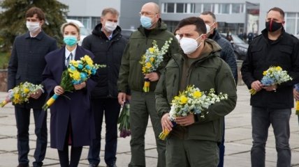 Зеленский и Шмыгаль возложили цветы к памятнику Героям Чернобыля
