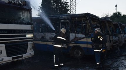 В Николаеве на автостоянке сгорело шесть автобусов (Видео)