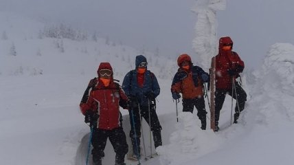 В Карпатах другий день шукають зниклого туриста: фото рятувальної операції