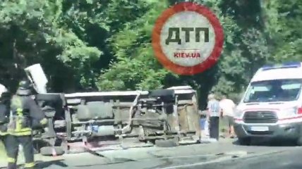 В Киеве опрокинулась "маршрутка", есть пострадавшие (видео)