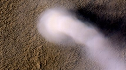 Ученые рассказали как "пылевые дьяволы" влияют на появление перхлоратов на Марсе