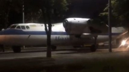 По Киеву ночью прокатился самолет 
