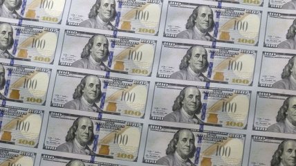 Доллар слабо укрепляется к мировым валютам