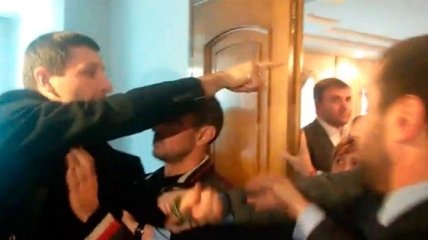 Парасюк брутально избил СБУшника на заседании комитета (Видео)