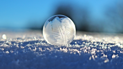 Зимние забавы для детей: как сделать замороженные мыльные пузыри