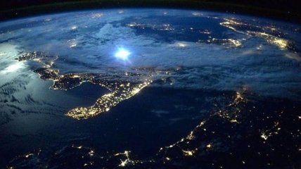 NASA показало, как спутник видит молнии (Видео)