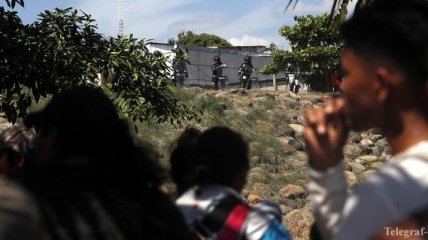 Мигранты пытались прорваться из Гватемалы в Мексику: в ход пошел слезоточивый газ