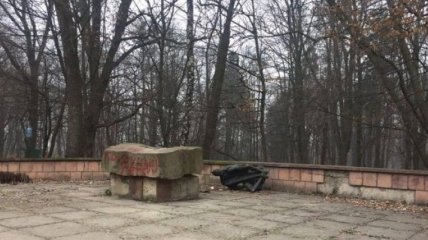 Во Львове неизвестные спилили памятник коммунисту Великановичу