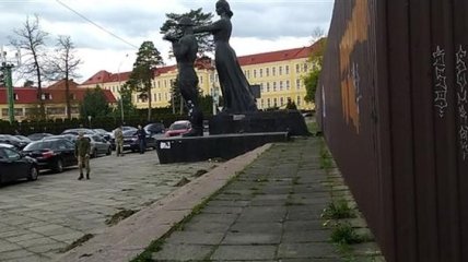 Варварство: россиян взбесил демонтаж Монумента славы во Львове
