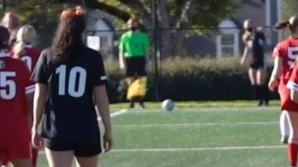 Футболистка забила гол прямым ударом с углового (видео)